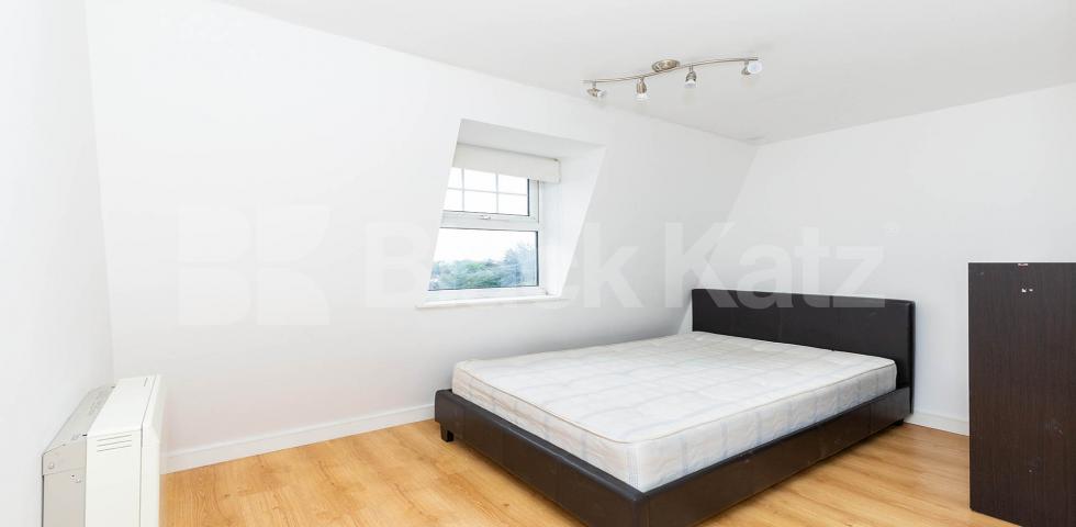 			PERFECT FOR 4 SHARERS!, 3 Bedroom, 1 bath, 1 reception Flat			 Criterion Mews, ARCHWAY